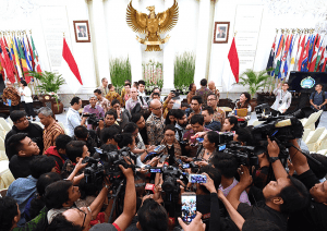 Pengertian Pers, Fungsi, dan Peranan Pers